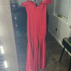 Mermaid-tail off the shoulder